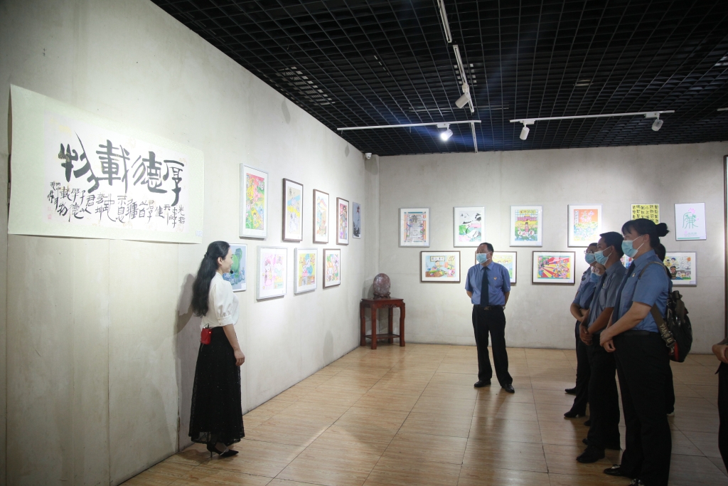 参观廉洁书画作品展 筑牢廉洁警戒线